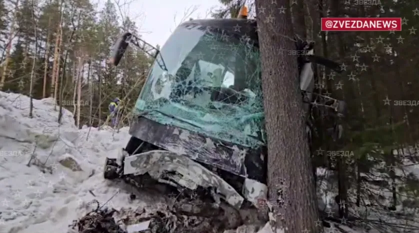 Юные хоккеисты с Урала описали ужас в автобусе, который раздавил легковушку и упал в овраг