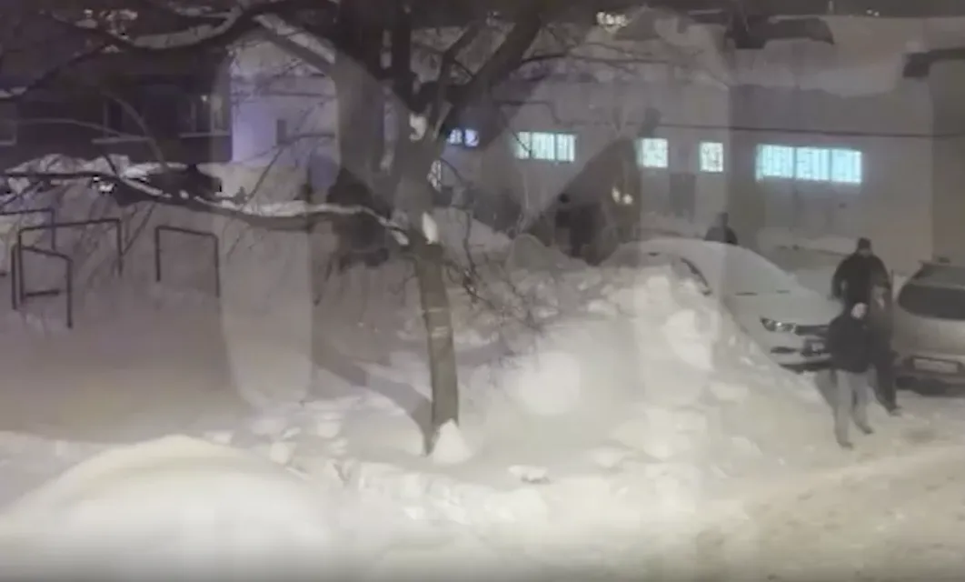 Двух восьмилетних девочек почти час ищут в упавшей с крыши куче снега в Казани