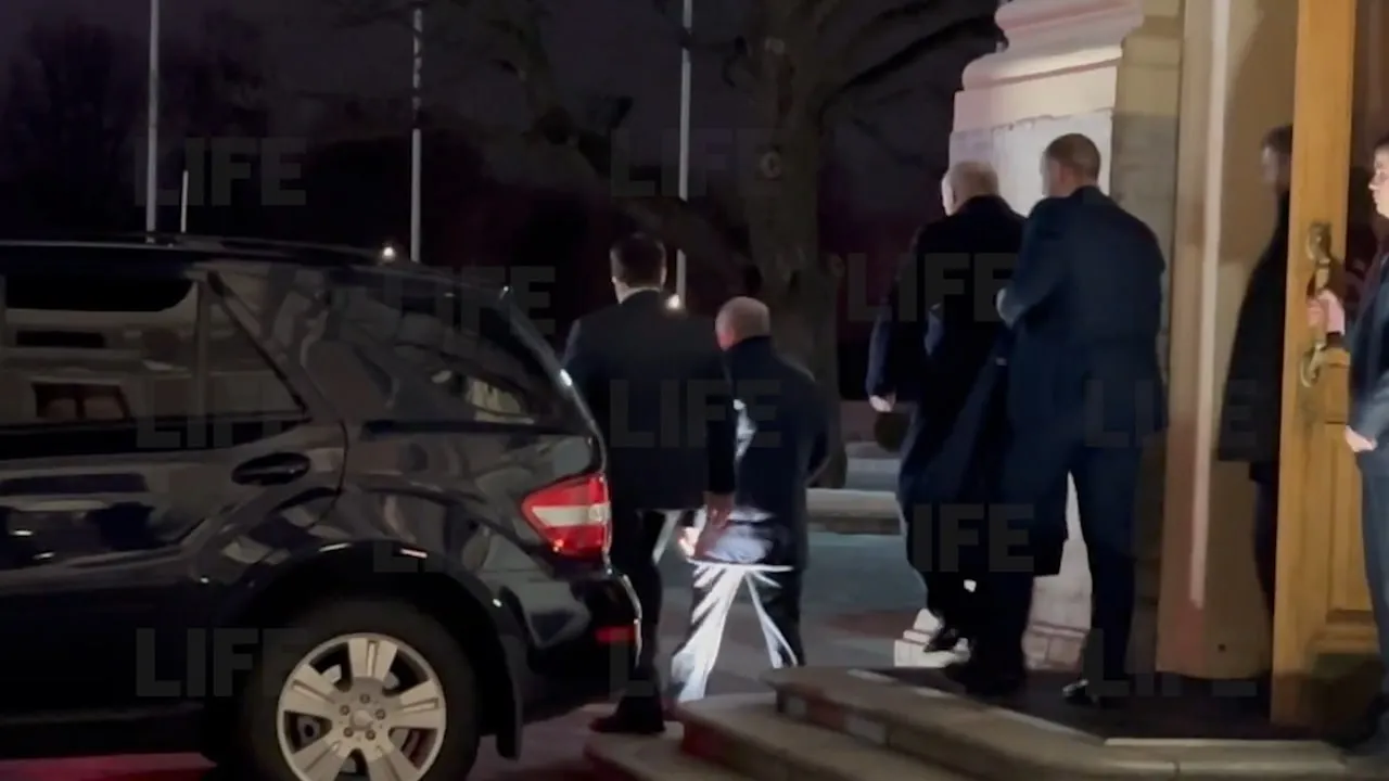 Путин проводил Лукашенко до машины после переговоров в Петербурге