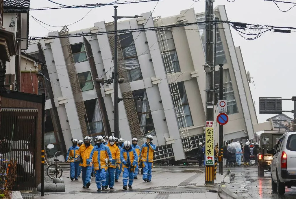 В Японии на третий день после землетрясений нашли под завалами живого пенсионера