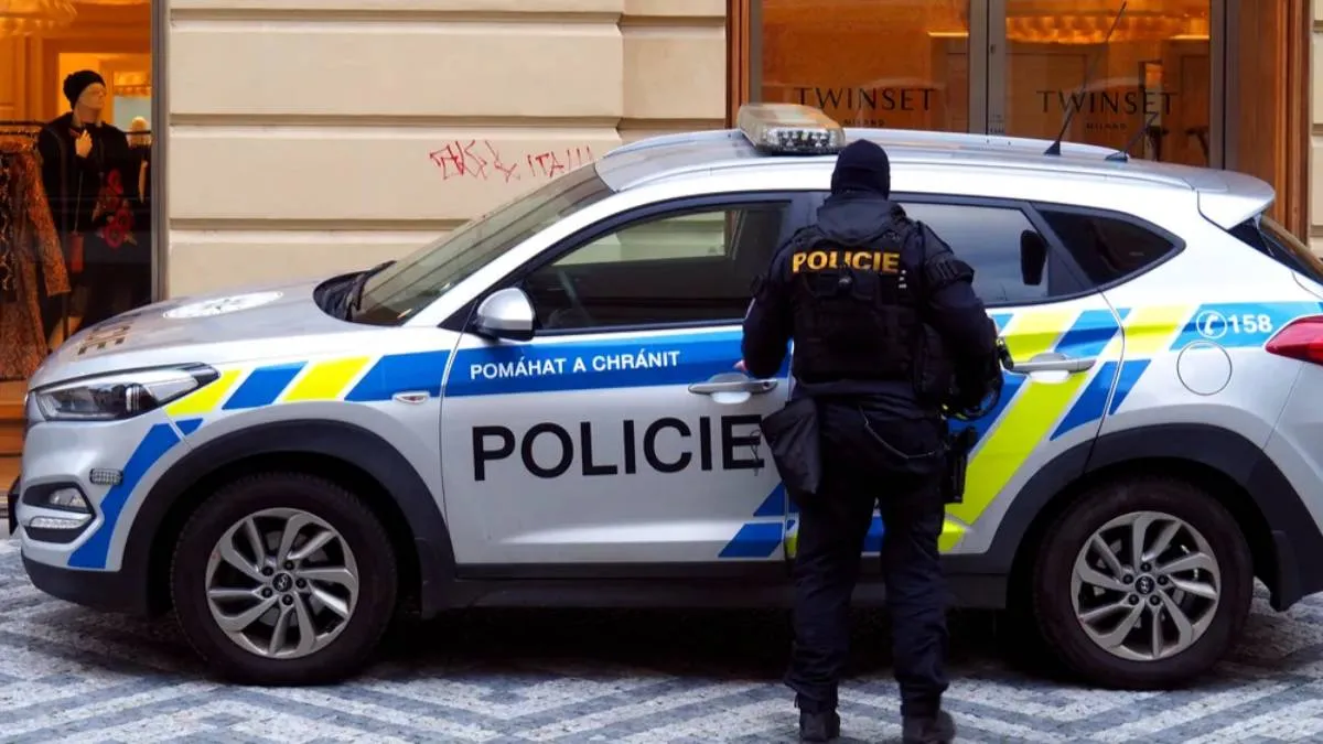 Полиция задержала мужчину с зажигалкой и легковоспламеняющейся жидкостью у Посольства РФ в Праге