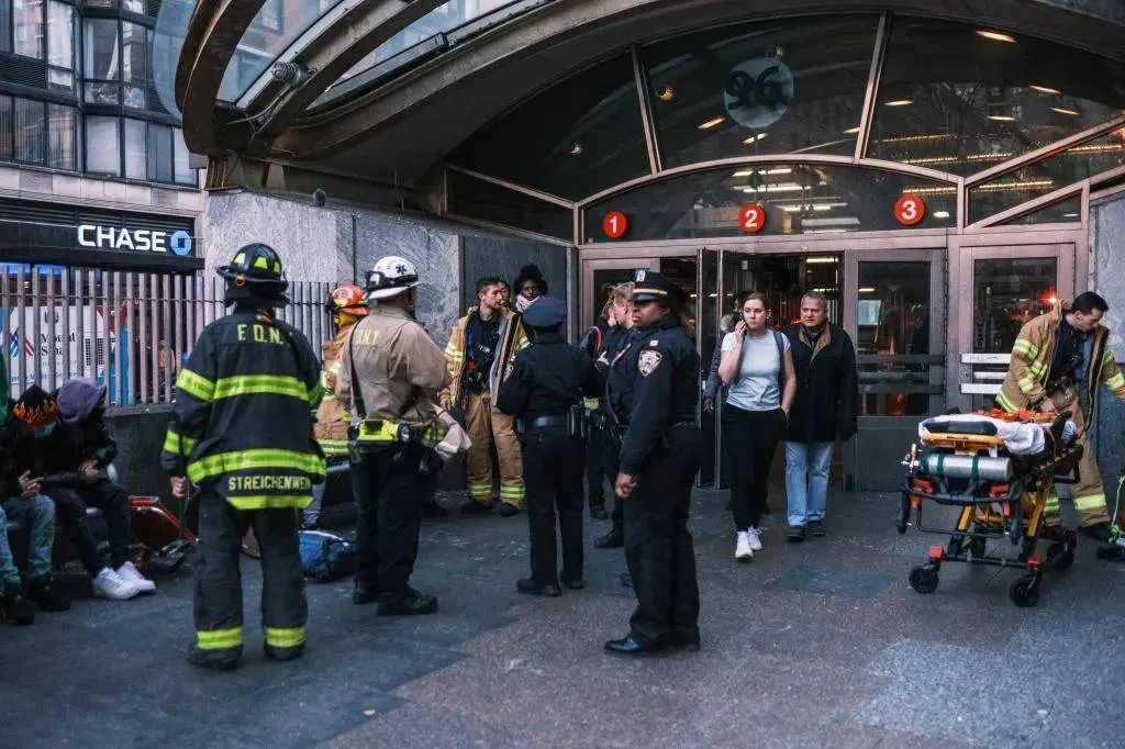 В метро Нью-Йорка столкнулись поезда, пострадало 24 человека