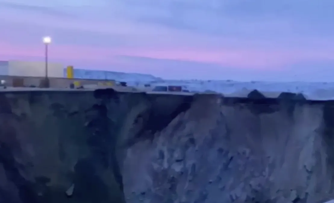Автобус с людьми провалился в 150-метровую воронку у шахты в Казахстане