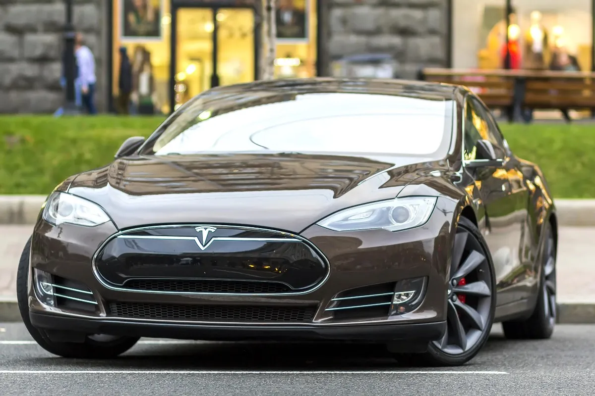 Tesla отзывает 1,6 млн авто из-за грозящего аварией сбоя