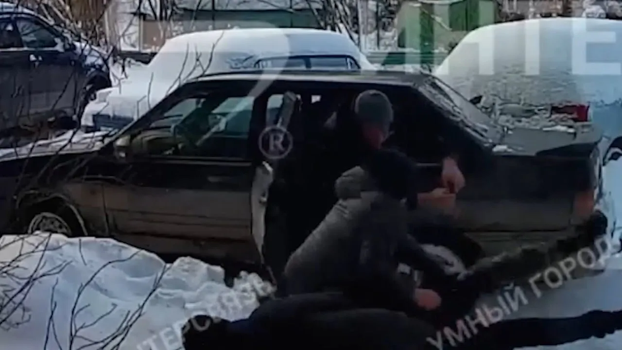 Кричал, но никто не помог: В Челябинске трое неизвестных затолкали мужчину в машину и увезли