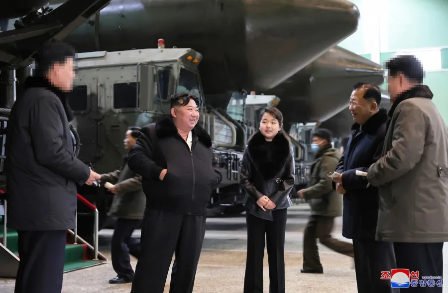 Ким Чен Ын с дочкой осмотрели завод по производству ракетных установок