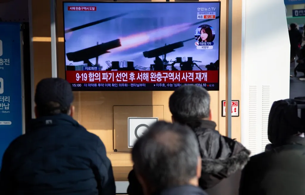 Военные КНДР снова выпустили десятки снарядов на границе с Южной Кореей