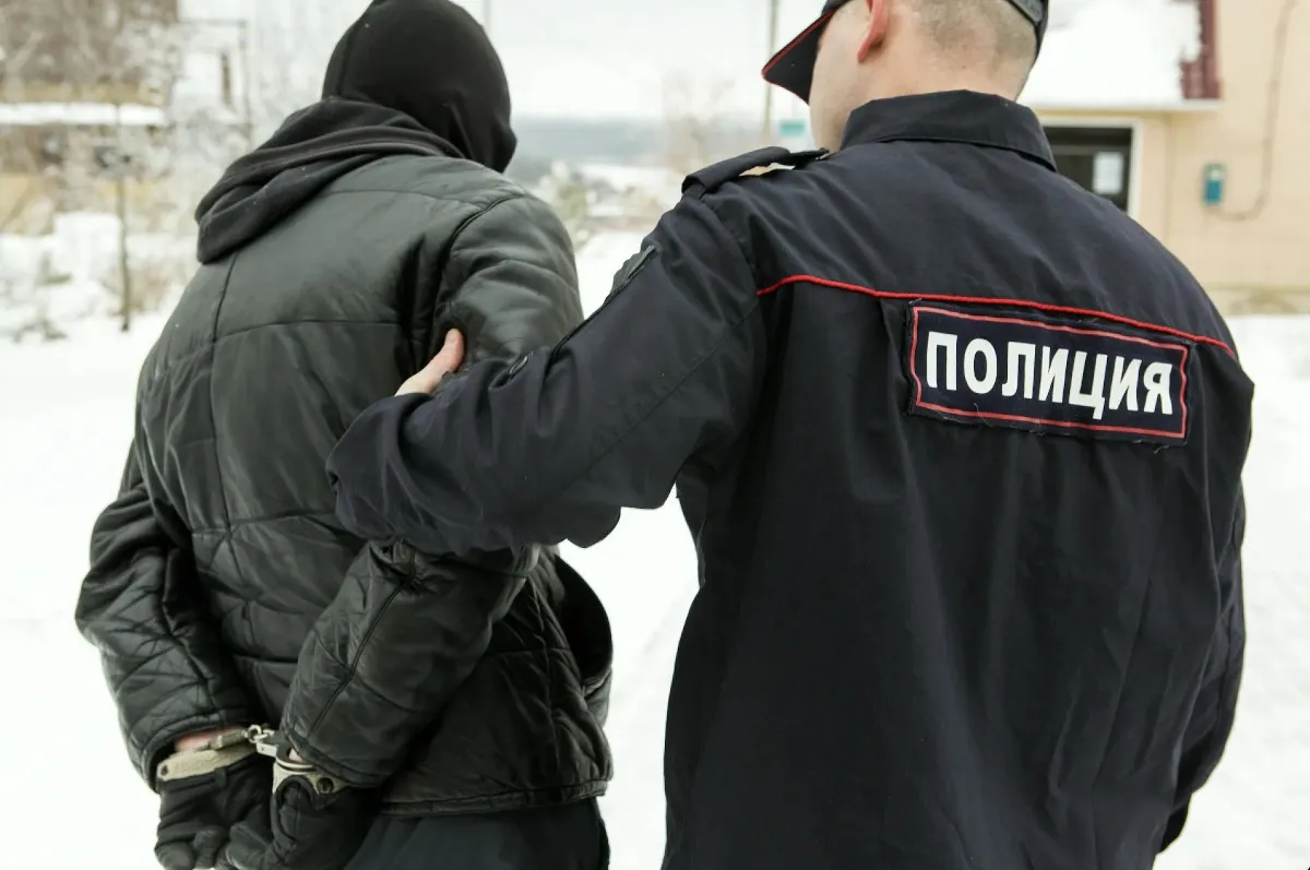 В Хабаровске студент-закладчик приготовил полицейским неприятный сюрприз во время задержания