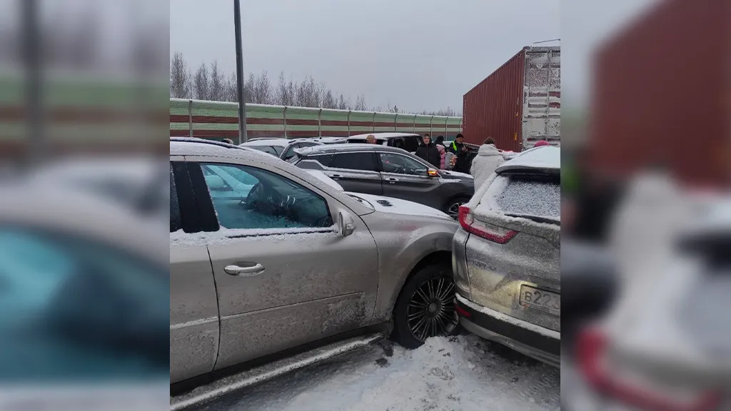 В Новгородской области четыре человека погибли в ДТП с участием около 30 машин
