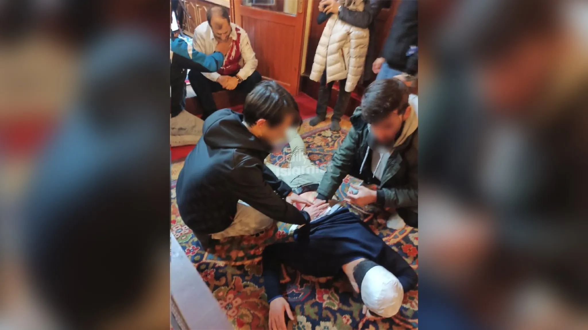 Неизвестный напал с ножом на имама и прихожанина в мечети в центре Стамбула