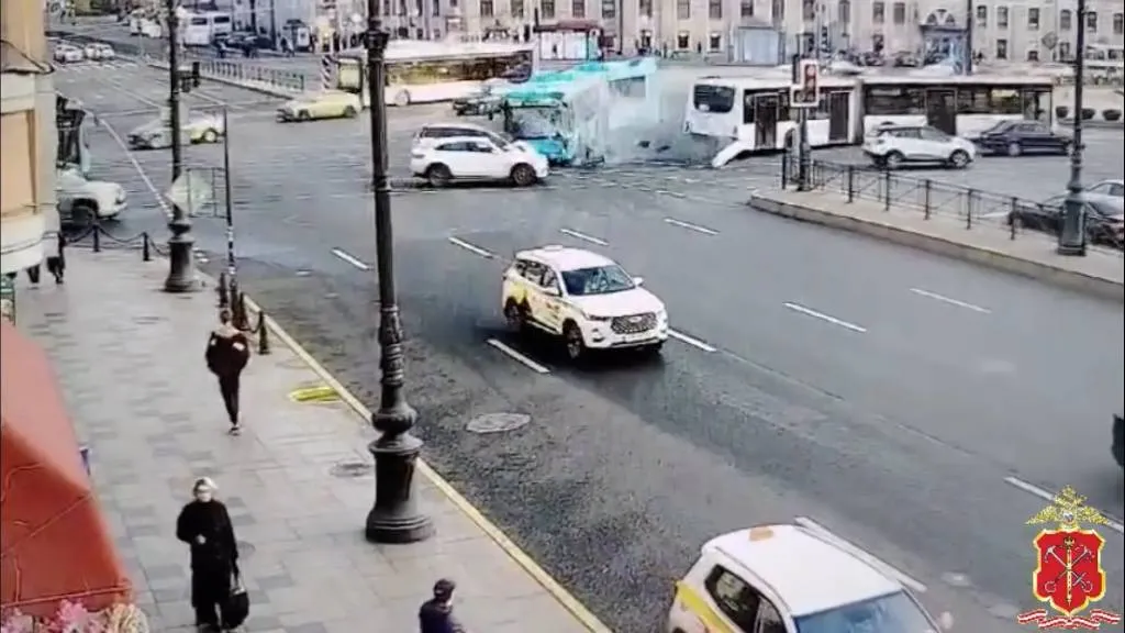 Водитель попавшего в ДТП автобуса в Петербурге потерял сознание перед аварией