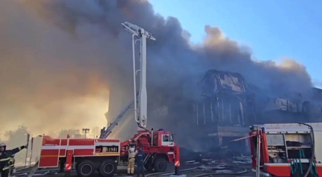 В Хабаровске локализовали пожар, уничтоживший музыкальный театр