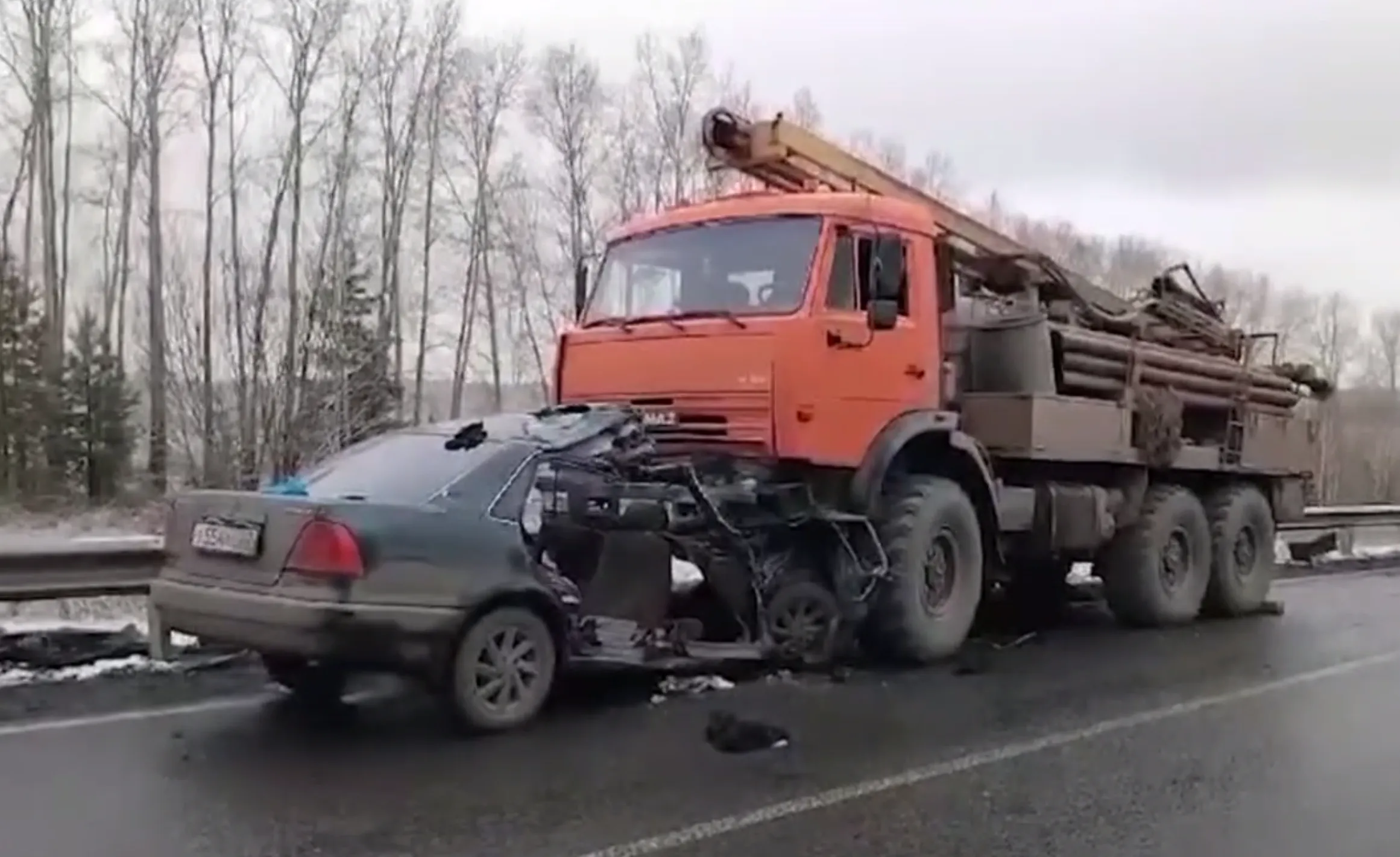 В Кемерово «Тойота» выехала на встречку и влетела в лоб КамАЗу, погибли двое