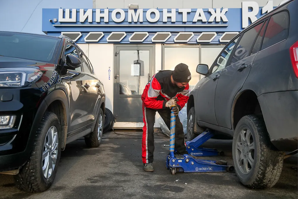 Повышение пенсий, штрафы за шины, присяга для мигрантов, автономность счётчиков на воду: новые законы с 1 ноября