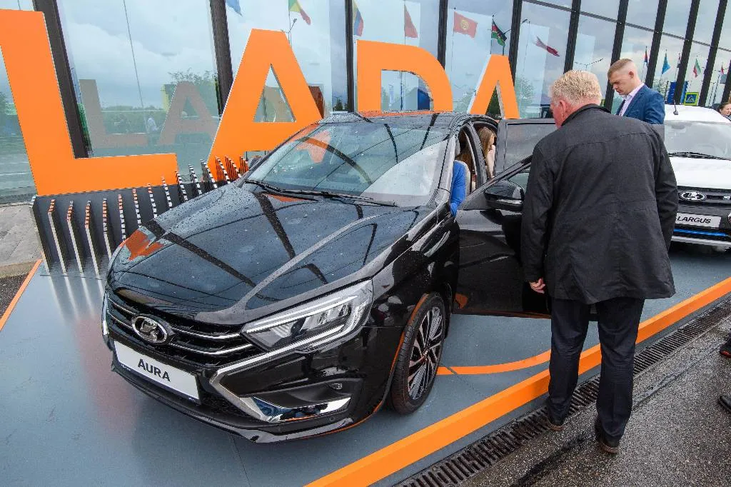 Путин по видеосвязи запустил серийную сборку Lada Aura