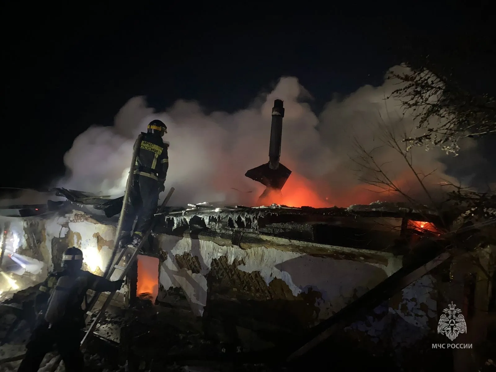 Двое мужчин погибли в частном доме при пожаре в Магадане