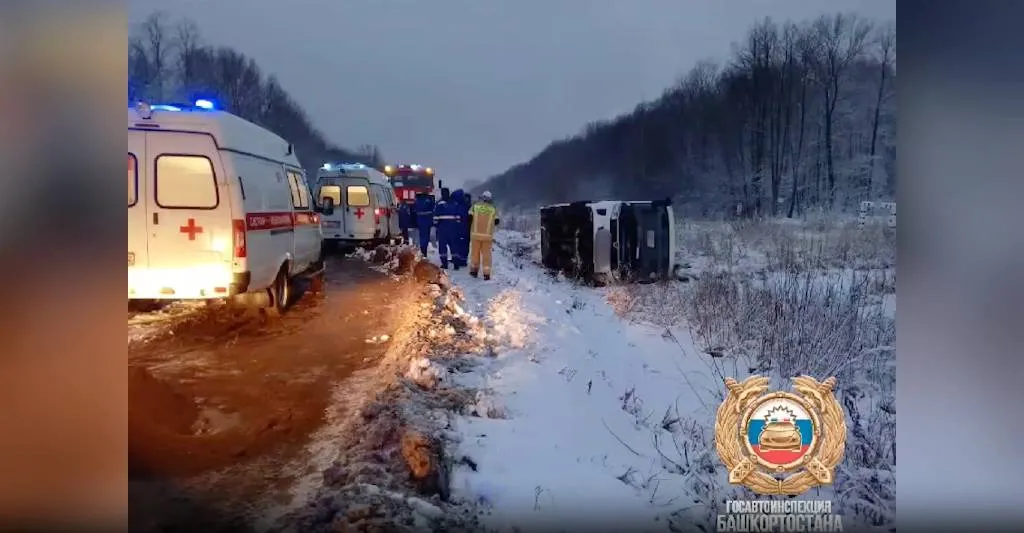 Автобус с 16 пассажирами опрокинулся на заснеженной трассе в Уфе