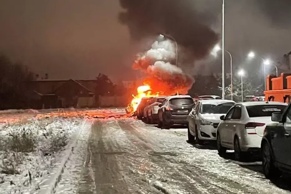 Взрыв разбудил жителей подмосковного ЖК: во дворе рвануло пустое такси