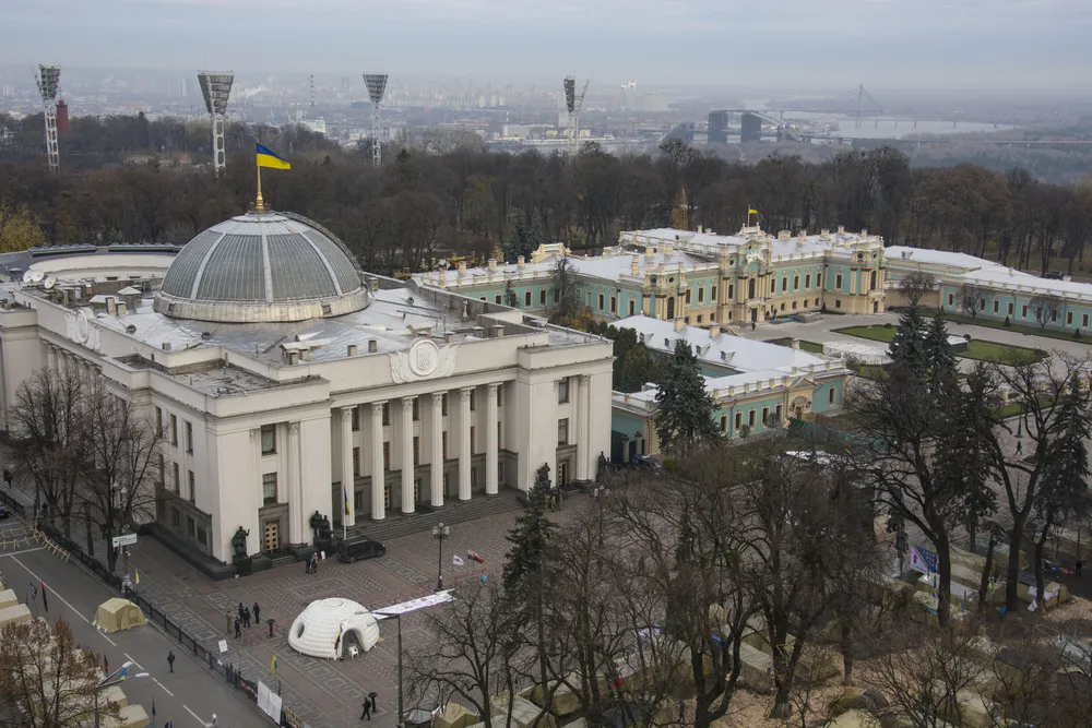 Стало известно о решении перенести Верховную раду в безопасный район Киева