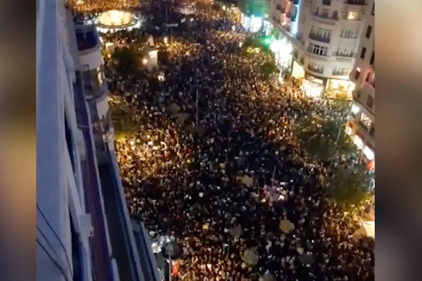 Тысячи испанцев вышли на митинги из-за последствий наводнений в Валенсии