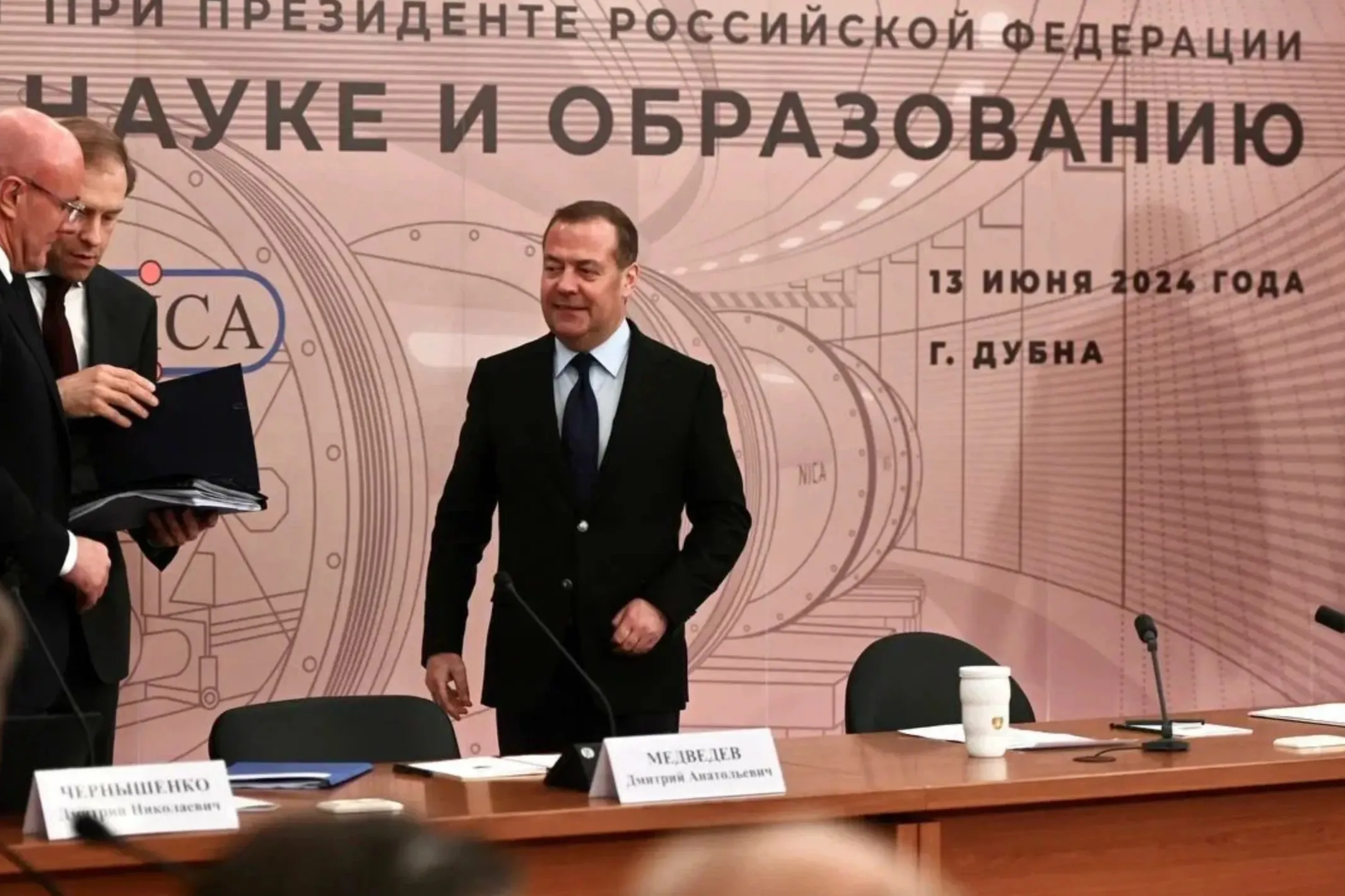 Медведев допустил появление в составе России новых регионов