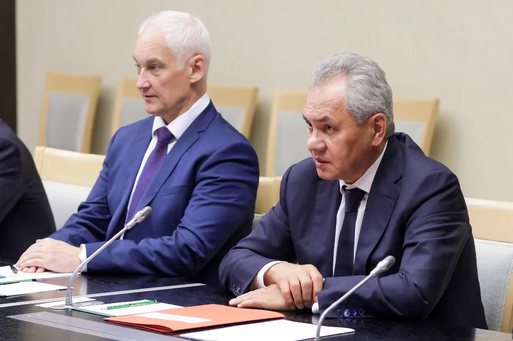 Белоусов поблагодарил Шойгу за создание «мощного задела» в ВС РФ