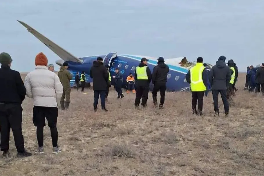 Врачи спасают двух девочек, выживших при крушении самолёта в Казахстане