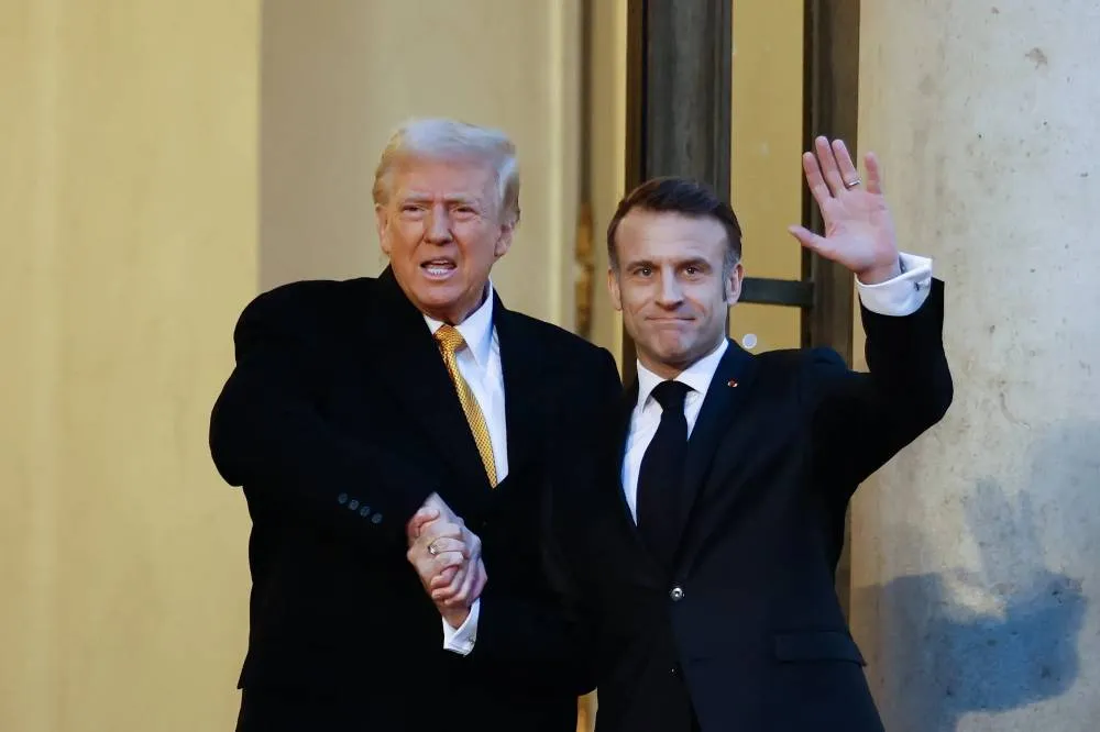 «Он понимает это»: Трамп раскрыл правду о «доминирующем рукопожатии» с Макроном