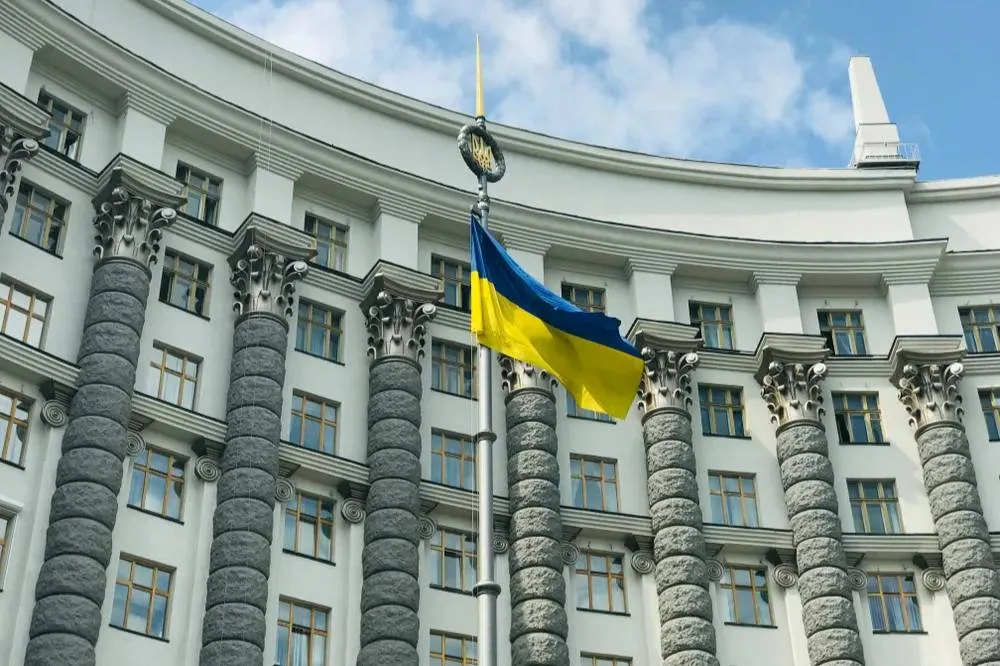 Киев на фоне сокращения западной помощи вздумал получить от России триллион долларов