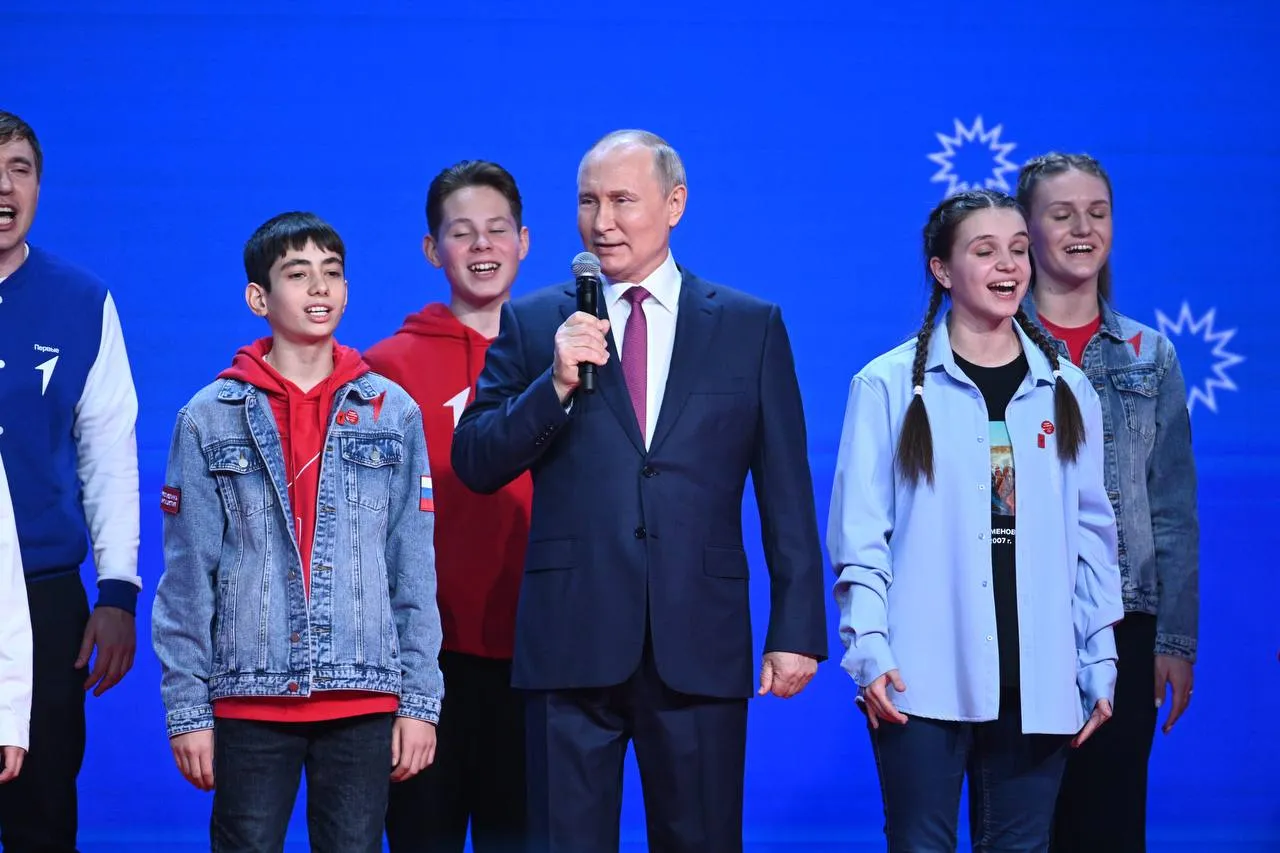 Путин спел гимн России с детьми на съезде 