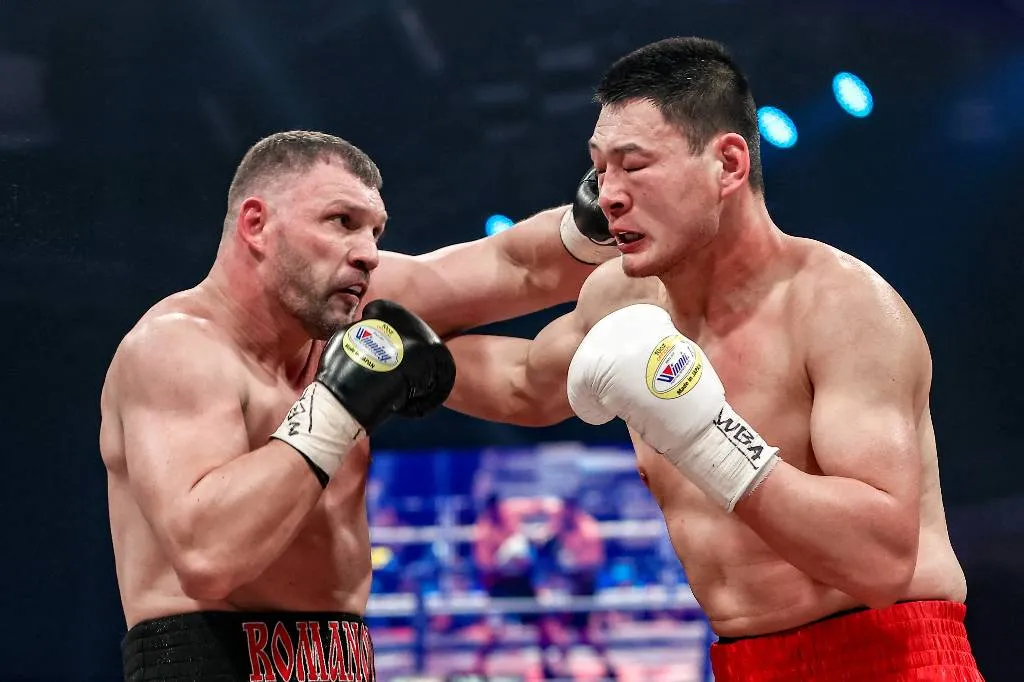 Российский боксёр Романов уступил нокаутом в претендентском бою за титул WBA