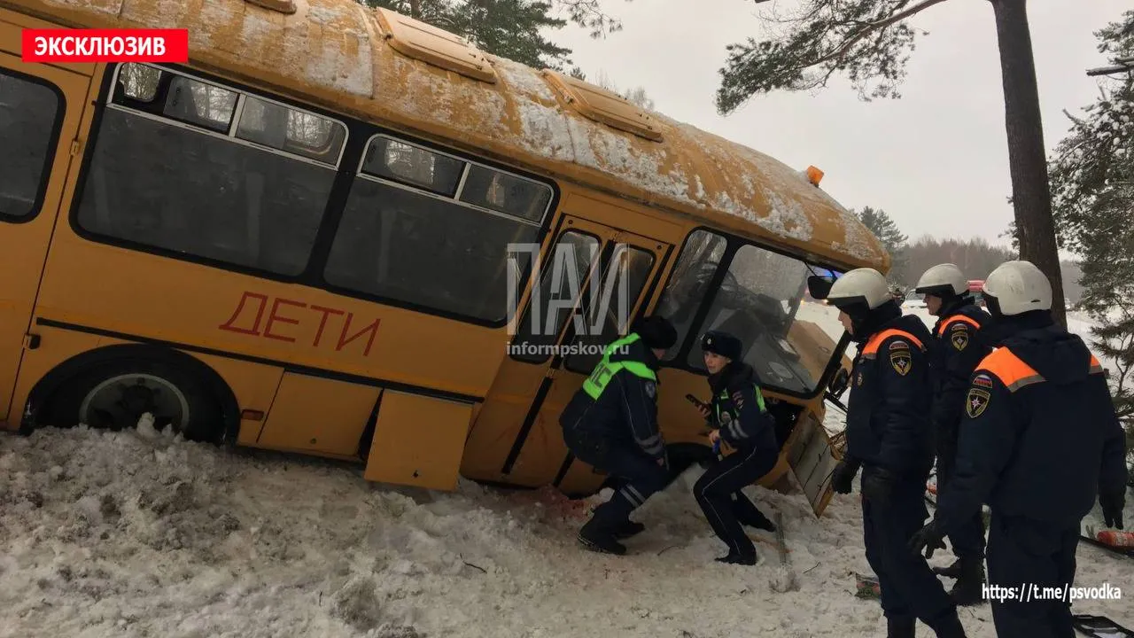 Автобус со школьниками столкнулся с фурой под Псковом, мчащаяся на место скорая попала в ДТП 