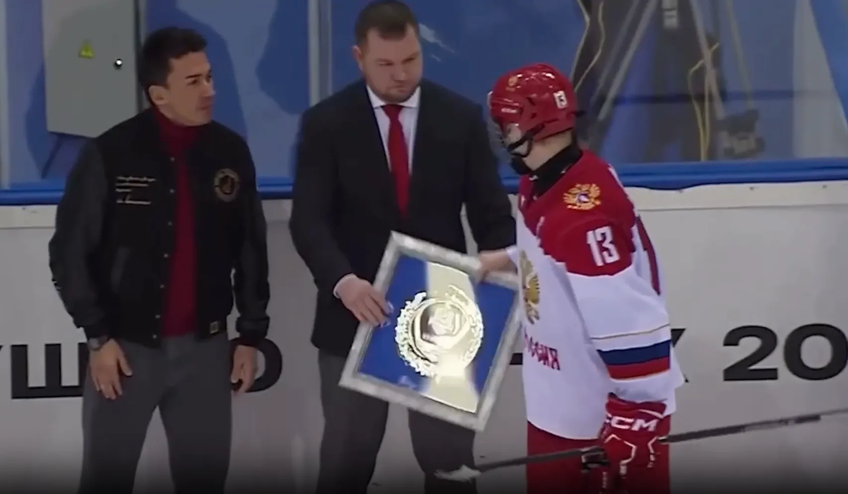 Хоккеисты-юниоры из РФ бросили серебряные награды на лёд в Минске, но потом извинились