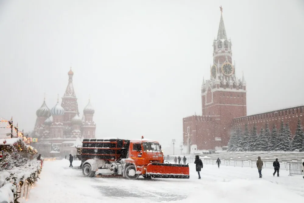 Рекордные сугробы, нулевая видимость: День влюблённых сменится для москвичей снежным 