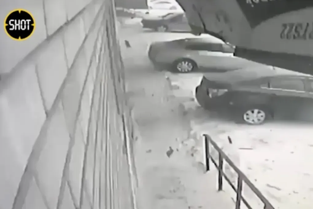 Момент обрушения крыши на иномарку с девушкой внутри в Барнауле попал на видео