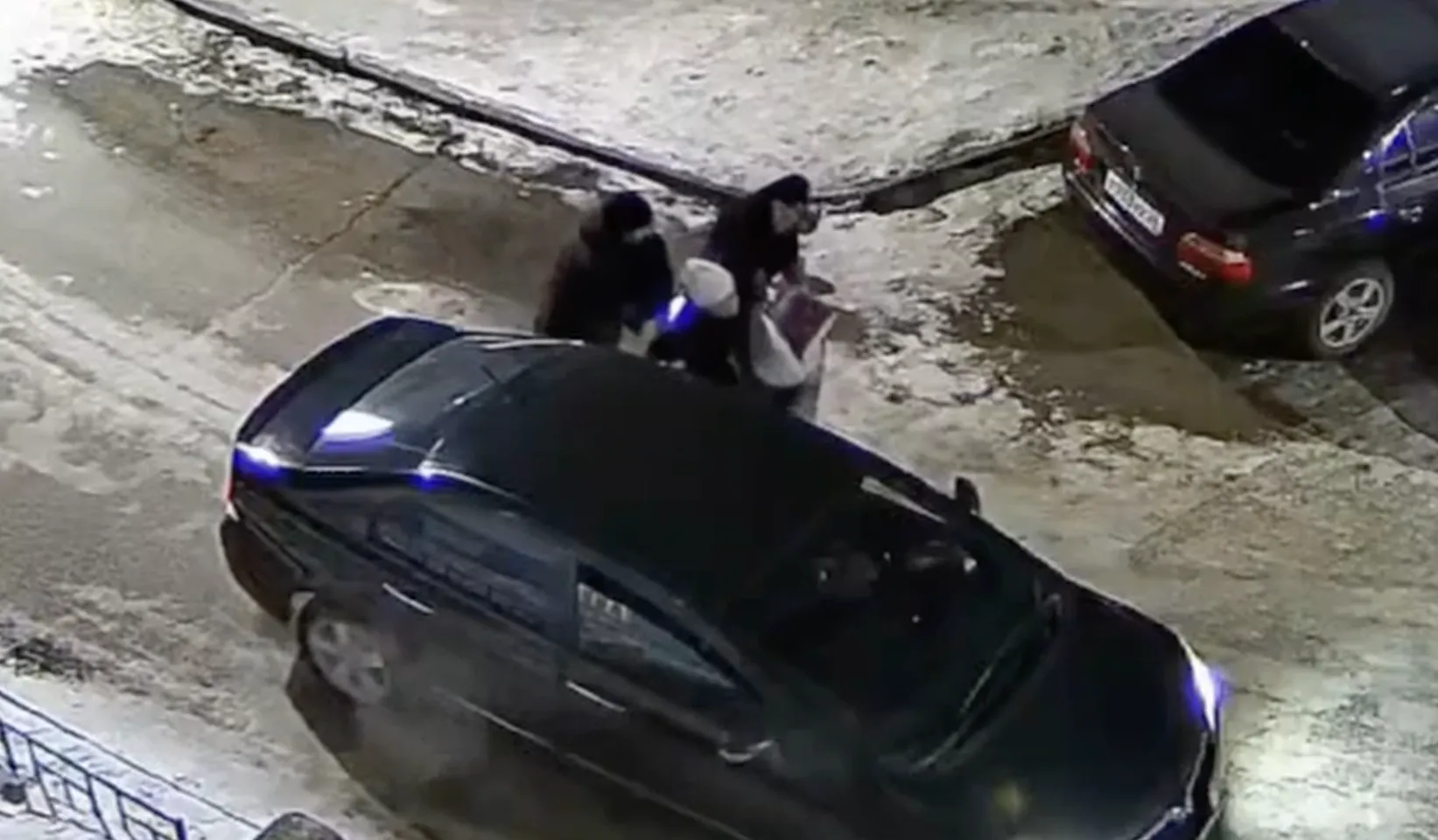 Камера сняла, как под Красноярском двое неизвестных прямо на улице похитили женщину ради денег