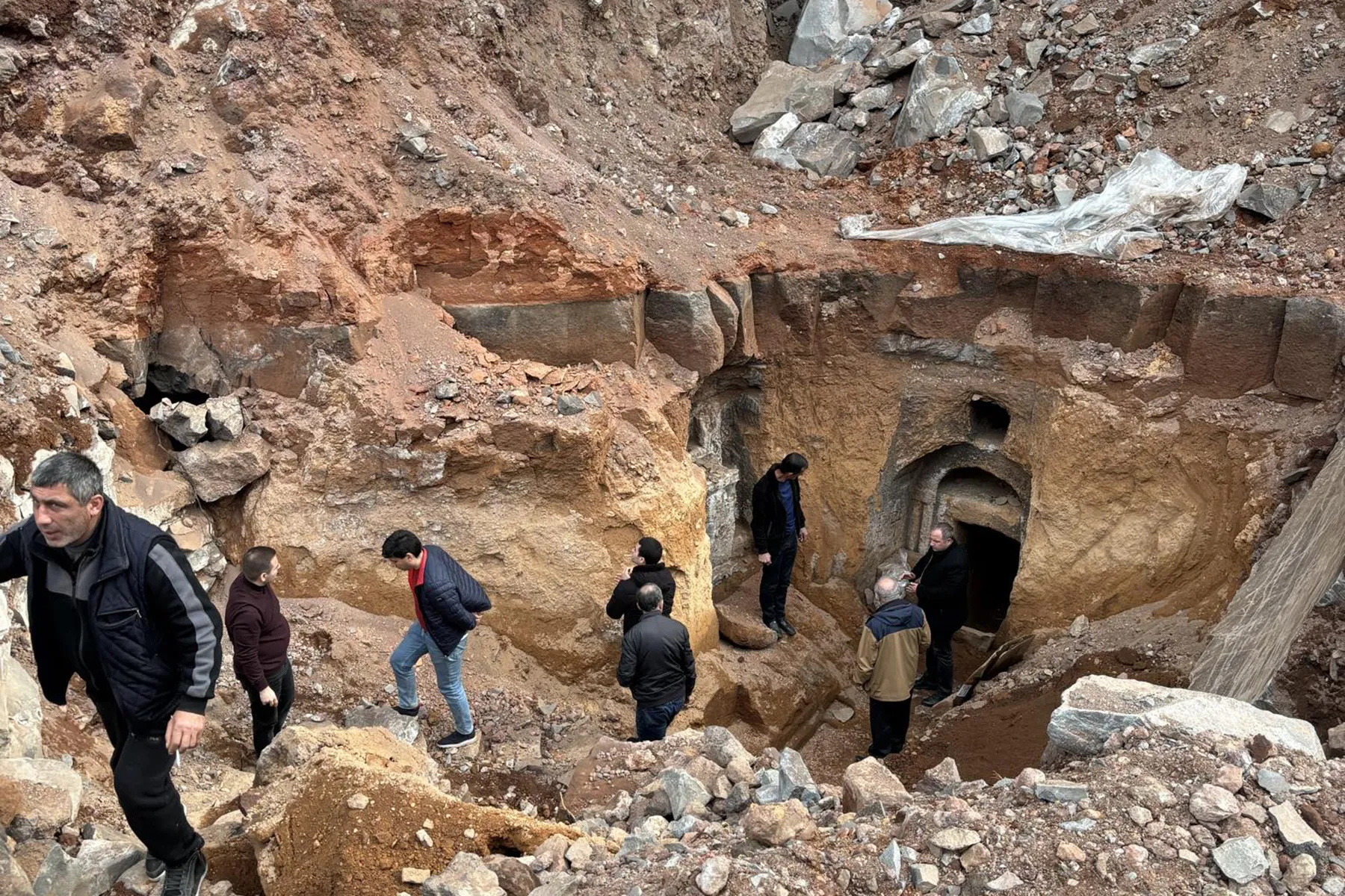 Житель армянского села обнаружил средневековую гробницу у себя на участке