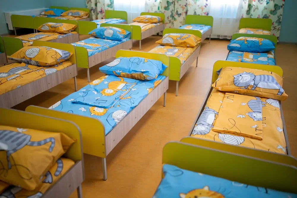 Попытка уложить ребёнка спать закончилась для приморского воспитателя уголовным делом