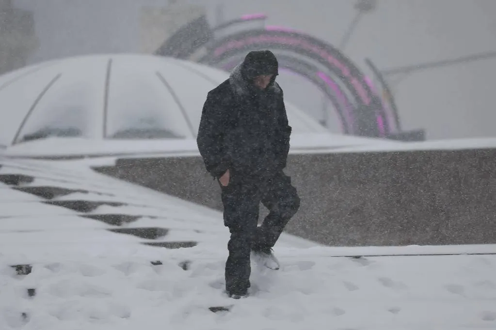 Мощный снегопад в Москве объяснили столкновением 