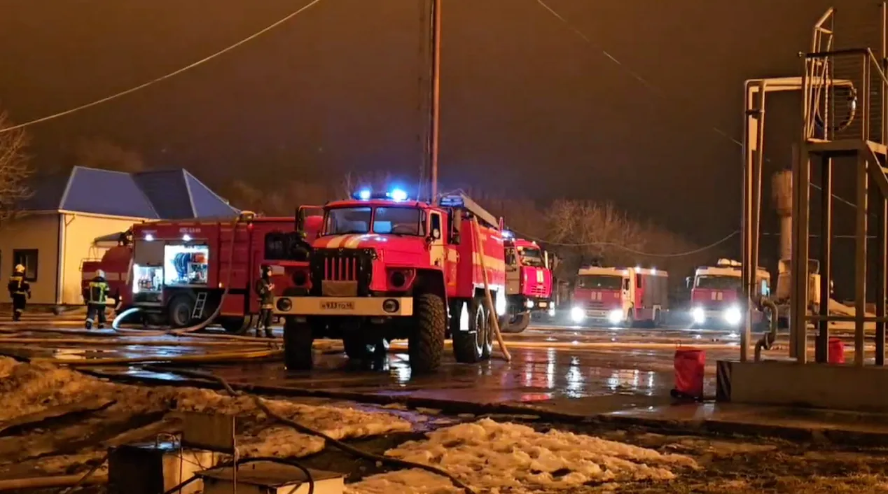 На нефтебазе под Курском загорелись три резервуара с бензином после атаки дрона