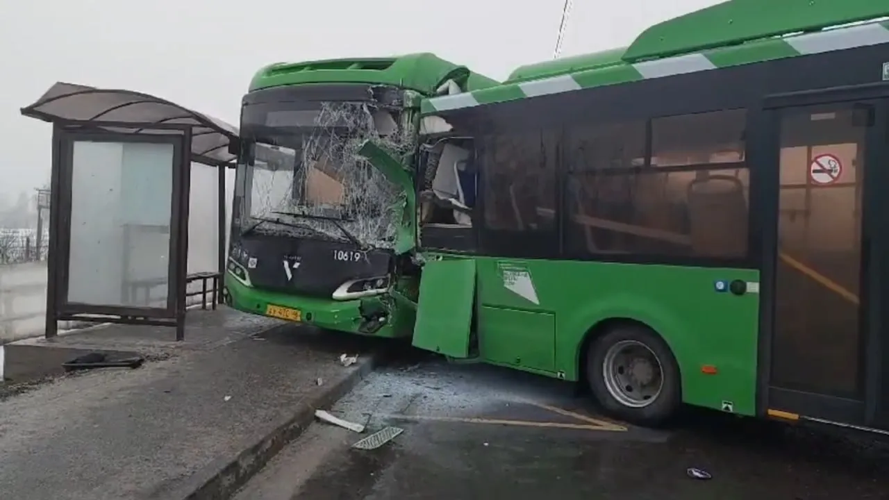 Шесть человек пострадали при столкновении двух автобусов на остановке в Курске