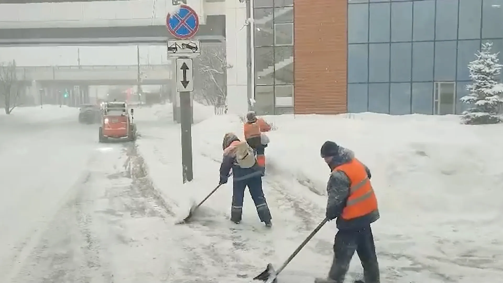 Городские службы Москвы перешли на усиленный режим работы на фоне снегопада