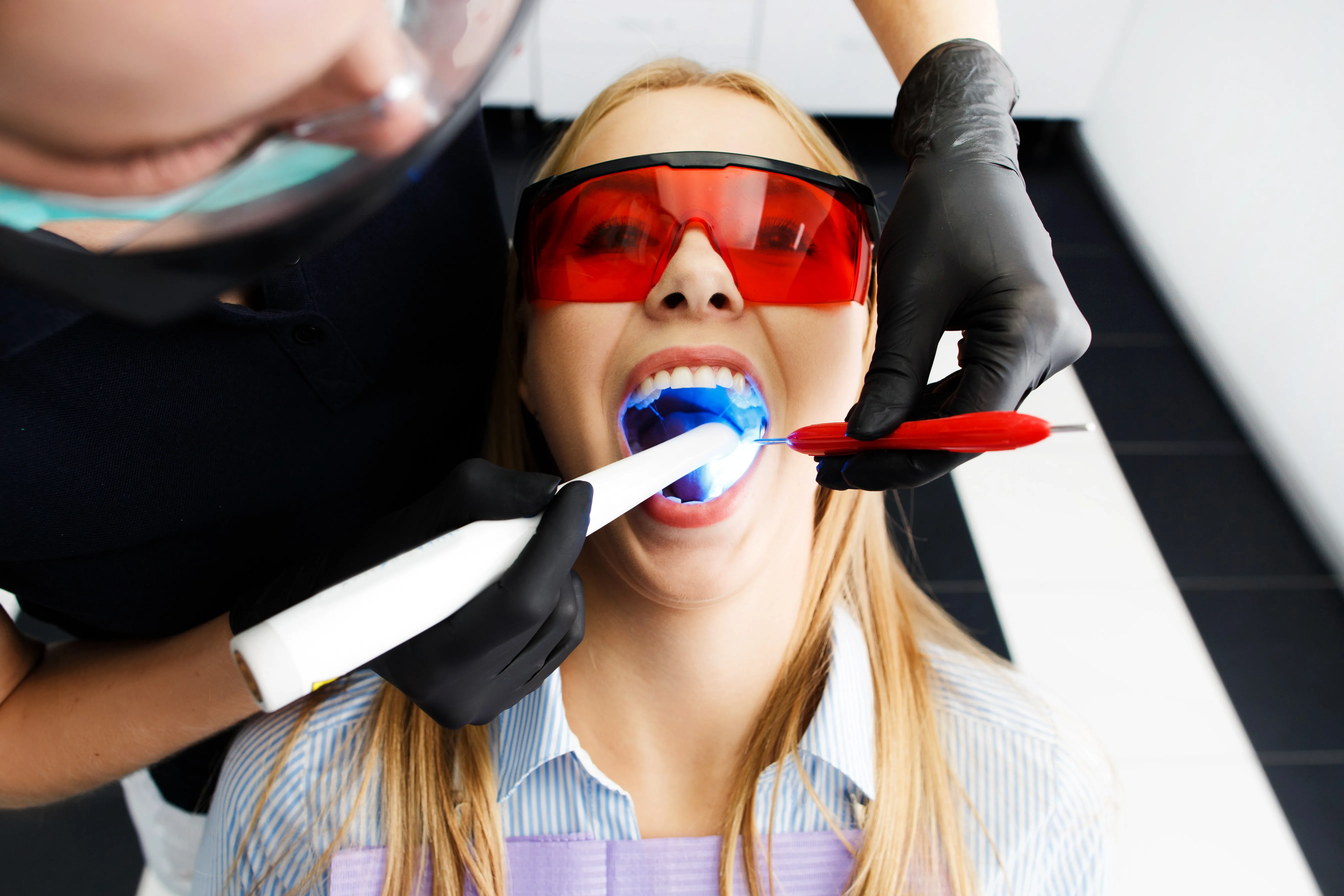 Названы факторы, влияющие на стоимость лечения зубов, и один из них зависит от пациента