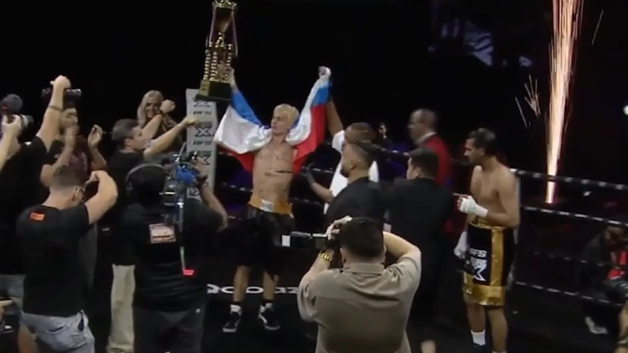 Милохин вышел на ринг с гимном и флагом России и вырубил соперника в первом раунде