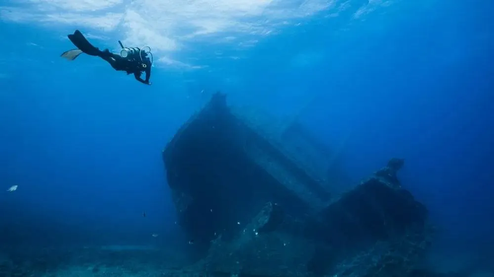 Водолазы погрузились в Мраморное море для поиска людей с затонувшего корабля