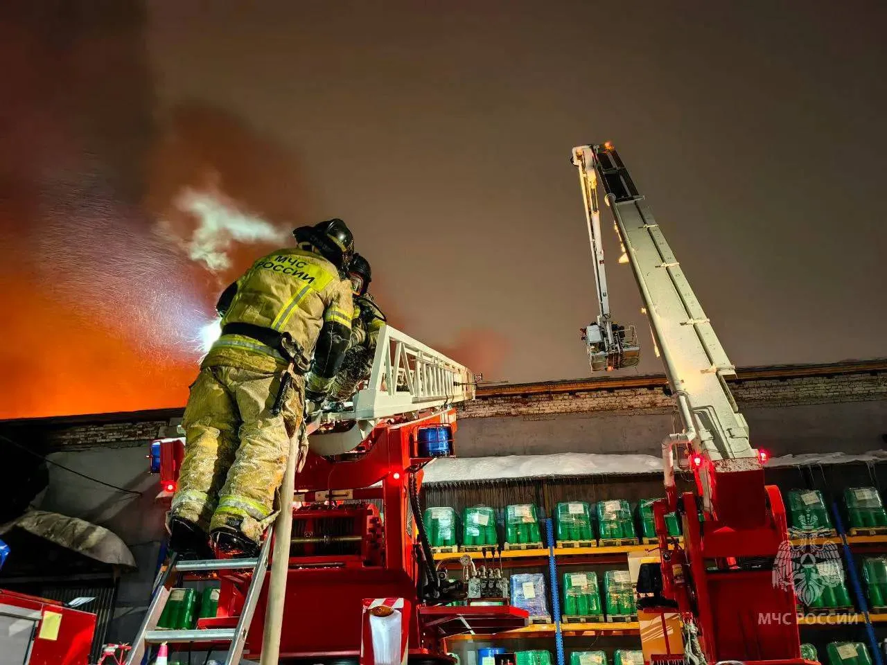 Пожарные Ижевска ликвидировали открытое горение в нежилом здании