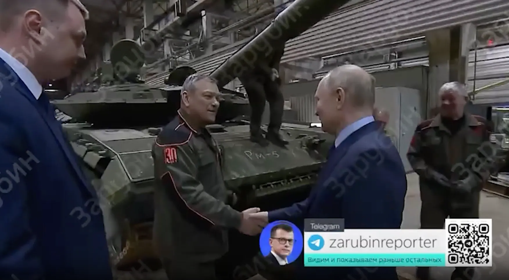 Разволновавшийся рабочий спрыгнул с танка и вытер руку, чтобы поздороваться с Путиным