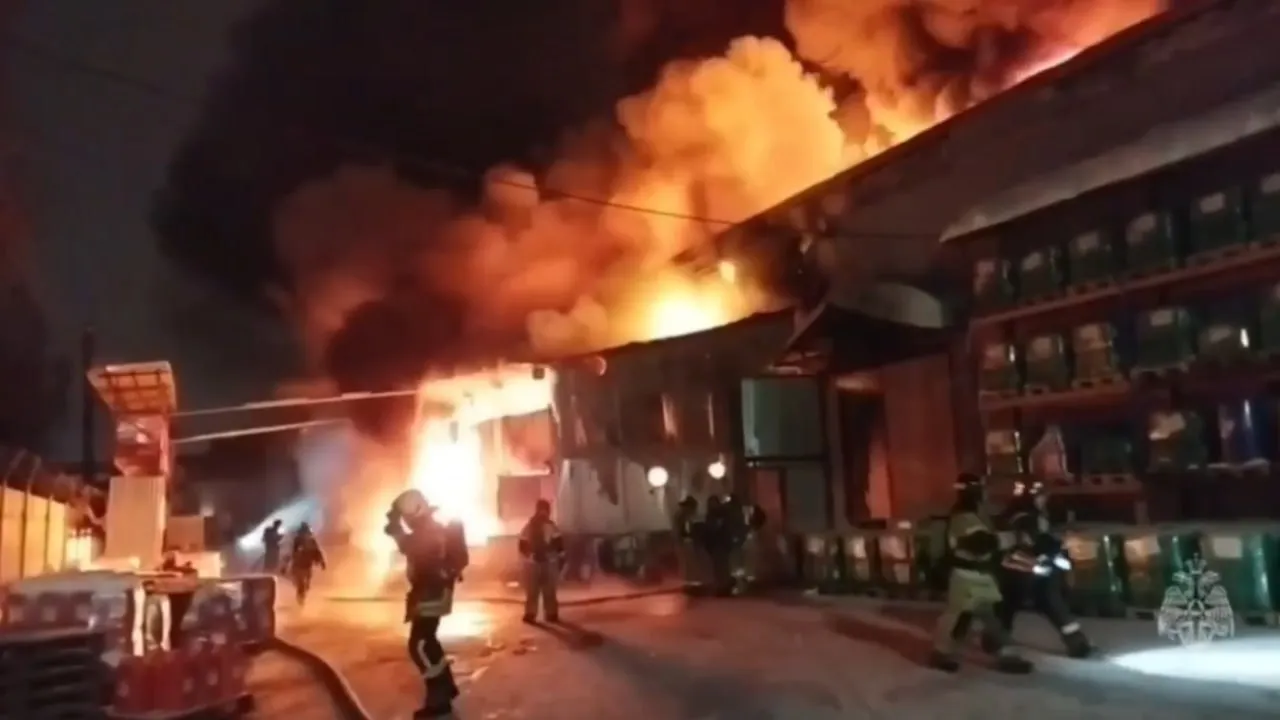 В Ижевске пожарные локализовали крупный пожар на 3,5 тысячах квадратах