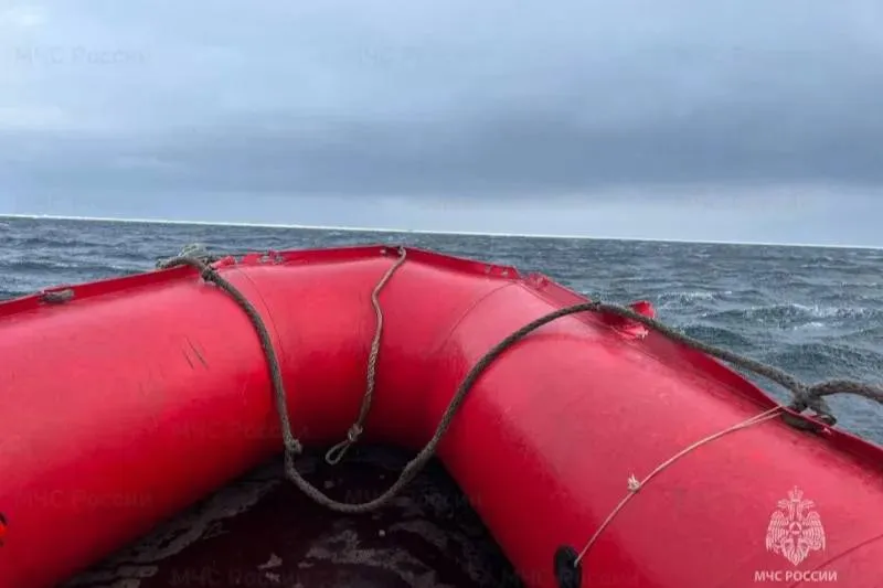 Около 50 рыбаков продолжают ждать спасения на отколовшейся от Сахалина льдине
