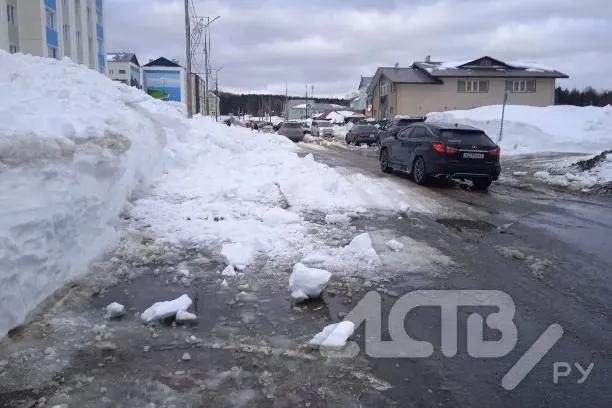Снежная лавина сошла с крыши дома и чуть не раздавила пешехода на Сахалине